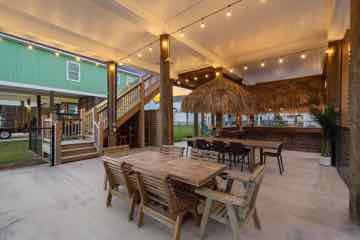 Backyard court and beach-house setting at Pickle Beach
